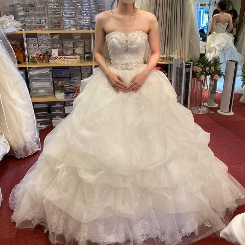 ウエディングドレス オフホワイト ベアトップ 繊細レース 立体ドレープ