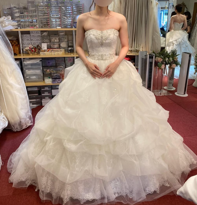 ウェディングドレス ホワイト　カットレース ウエディングドレス オフホワイト ベアトップ 繊細レース 立体ドレープ