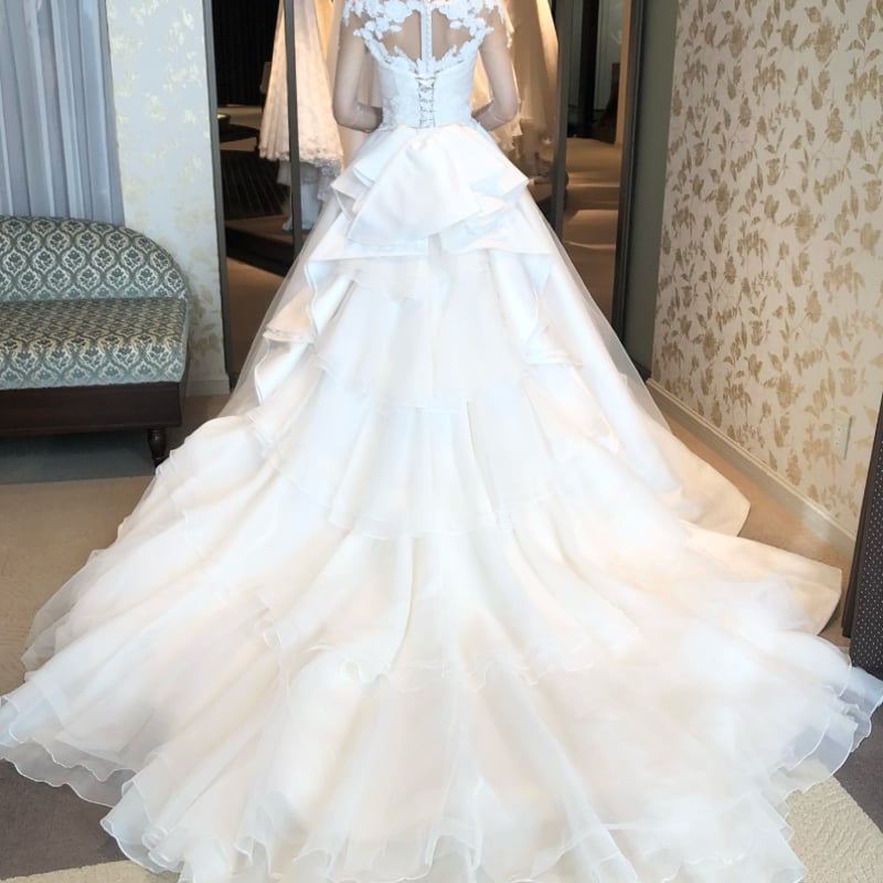 ウエディングドレス オフホワイト ロングスリーブ 花柄モチーフで刺繍