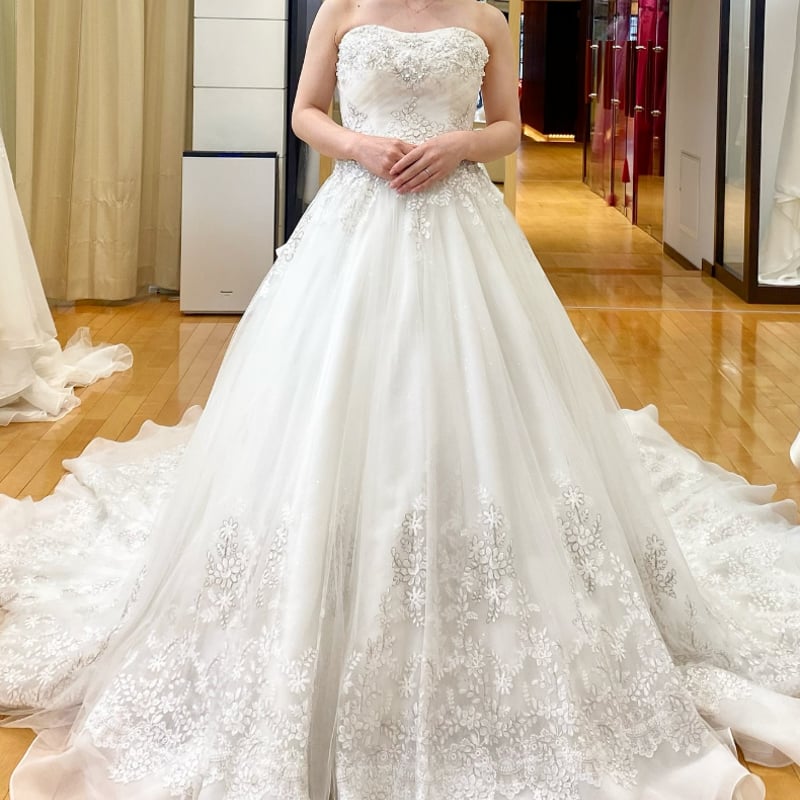 ウエディングドレス オフホワイト 立体ドレープ 繊細レース ベアトップ