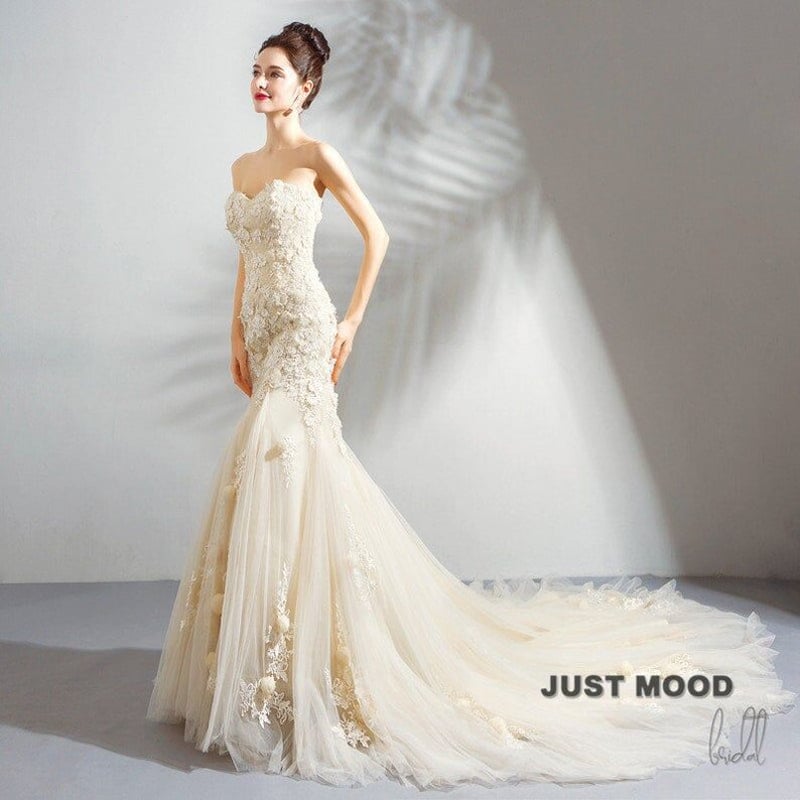 高品質！ウエディングドレス 薄シャンパンの色 ベアトップ 華やかな  