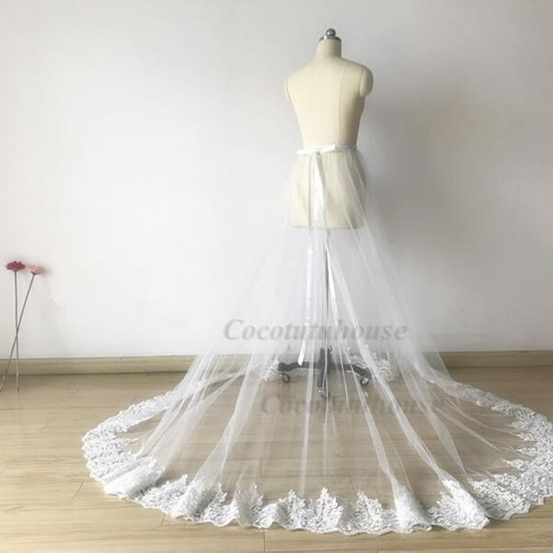ウエディングドレス裾引き フレンチレースの縁取りの白いレースの  