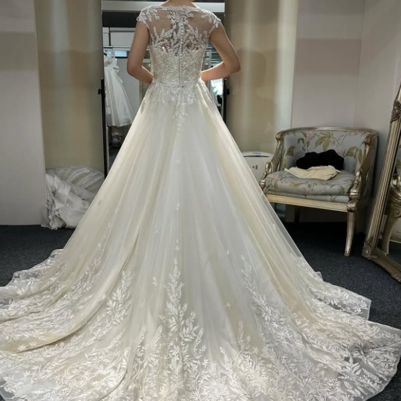 ウエディングドレス オフホワイト リーフ刺繍 Vネックドレス