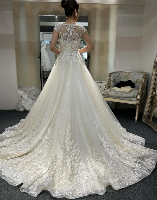 ウエディングドレス オフホワイト リーフ刺繍 Vネックドレス