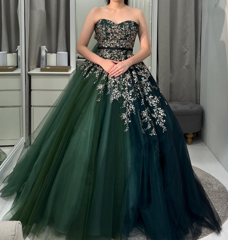 ウエディングカラードレス　可愛い　S〜M 後ろ編み上げ　ボリュームある　グリーン ウエディングカラードレス 可愛い S〜M 後ろ編み上げ ボリューム