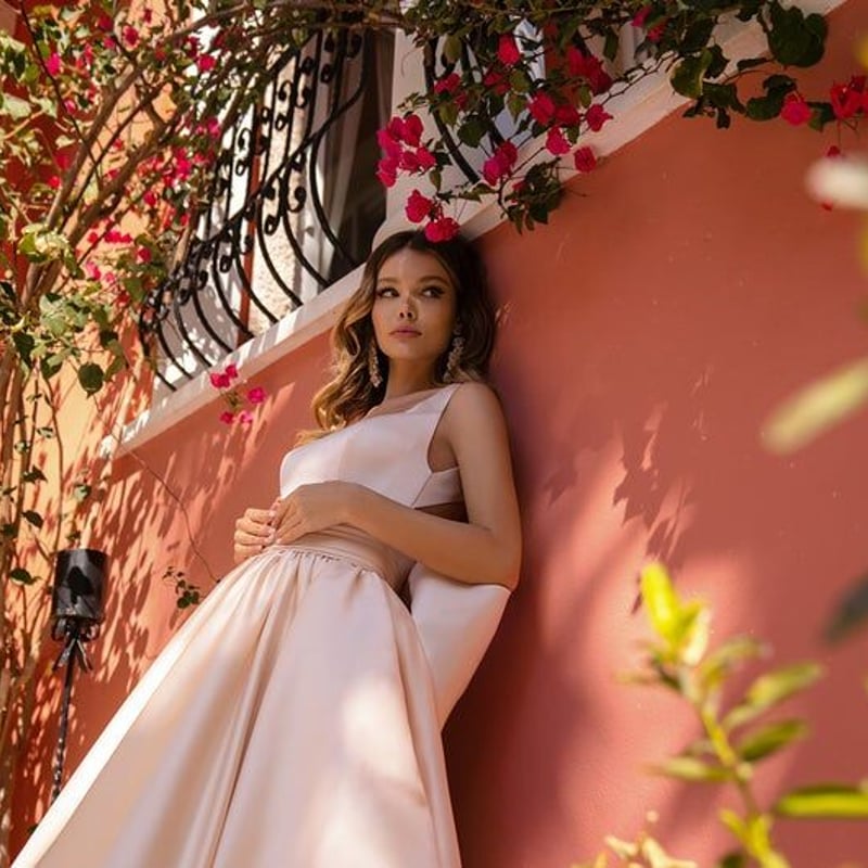 高品質！パーティードレス シャンパンの色 背中見せ 華やかなトレーン  