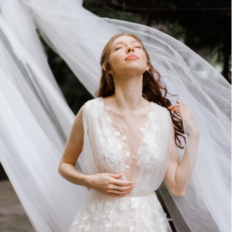 エレガント ドレス 床付く ソフトチュール 裾に繊細レースをあしらった  