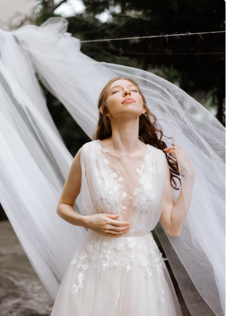 エレガント ドレス 床付く ソフトチュール 裾に繊細レースをあしらった  