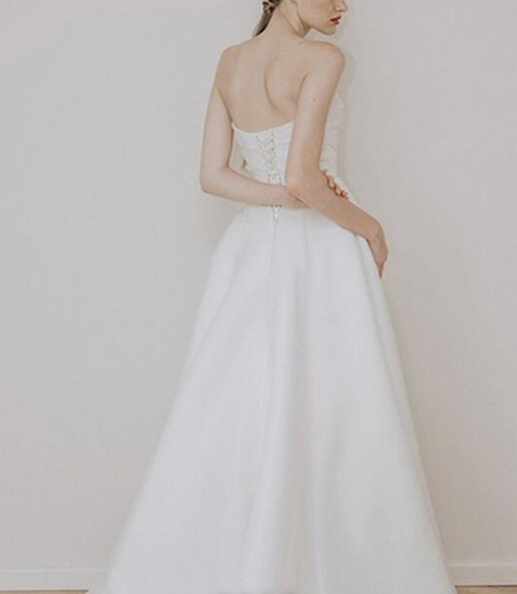 ［新品未使用］ウェディングドレス 新しい未使用 ウェディングドレス サテン ドレス 高級感 結婚式