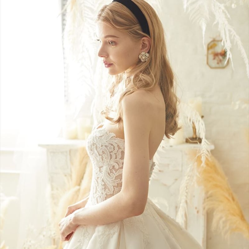 ウエディングドレス ベアトップ 繊細レース くるみボタン 光沢サテン  