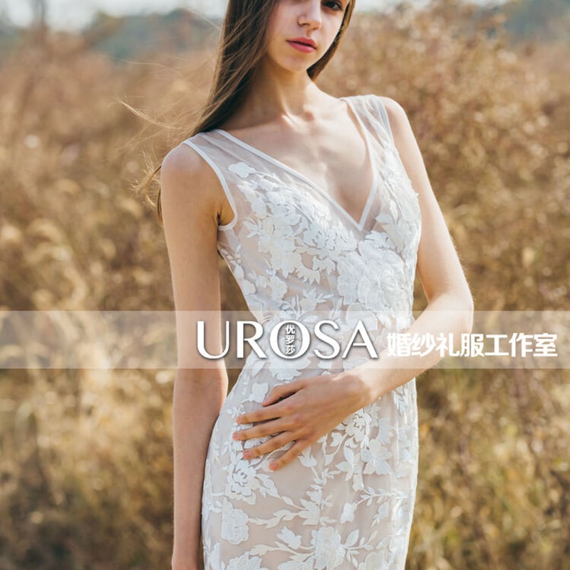 高品質！ウエディングドレス ホワイト 深Vネック 背中見せ 短トレーン  