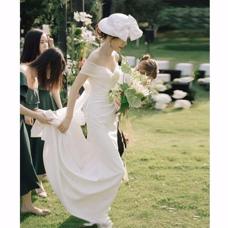 フランス風 オフショル ウエディングドレス 光沢サテン 短トレーン  