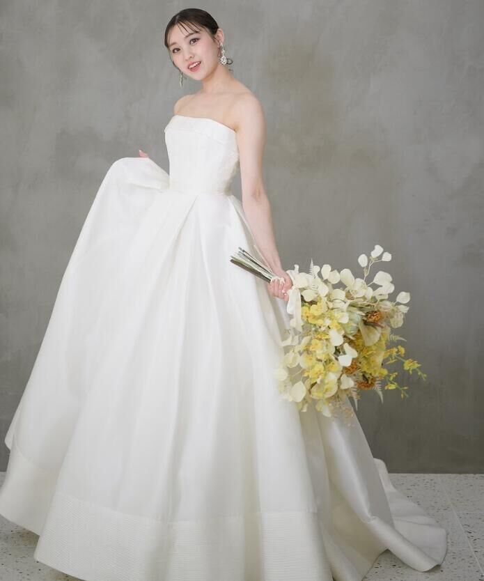 新品 バックトレーンで美しく♡どこから見ても美しく花嫁ウェディングドレス 新品 バックトレーンで美しく♡どこから見ても美しく花嫁ウェディングドレス