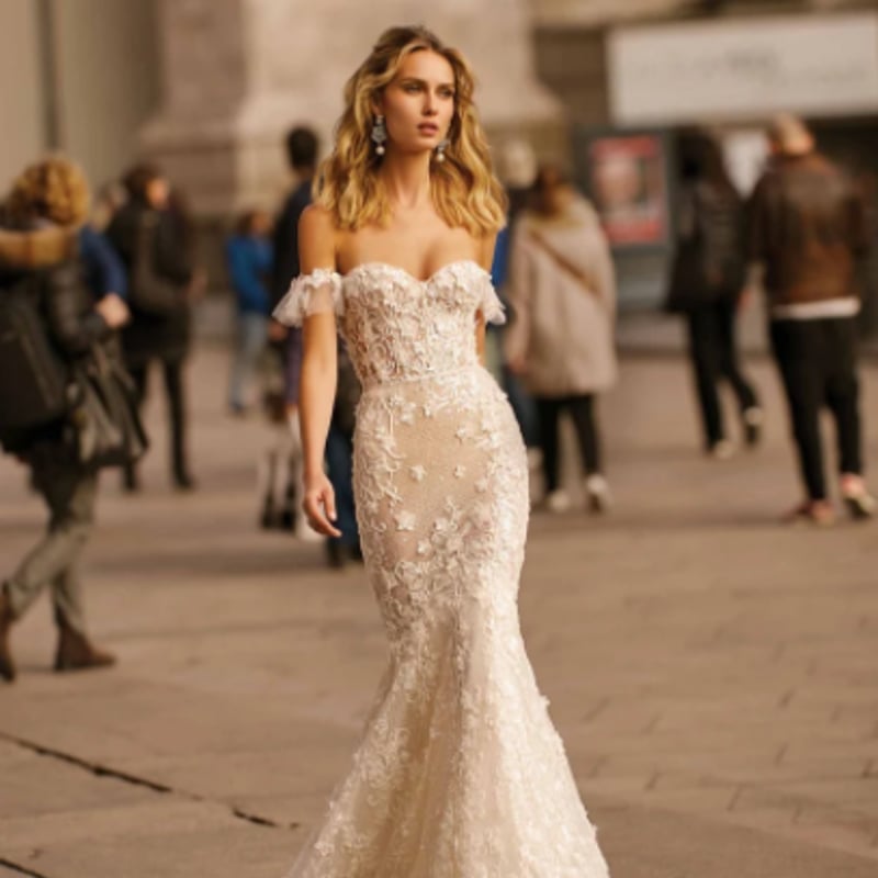 贅沢な小花総レース ウエディングドレス マーメイドライン ベアトップ  