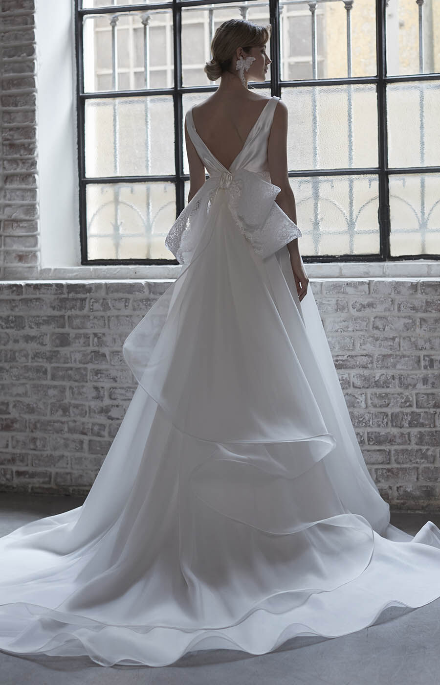 ウエディングドレス キャミソール ブラトップ Vネック ラッフルフリル  