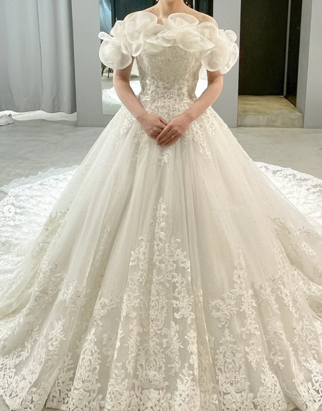 【韓国風】オフショル ウェディングドレス✨グリッター×リボン／美品 ウエディングドレス オフホワイト 韓国風ドレス フリルオフ