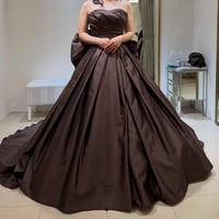 カラードレス ブラウン ふっくら柔らかなバックリボン 光沢サテン 華やかなトレーン スリット ビスチェドレス 花嫁 前撮り
