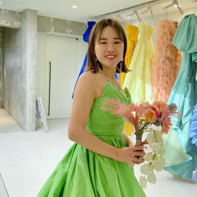 パーティードレス グリーン 抜群のおしゃれ見え ベアトップ 光沢感  