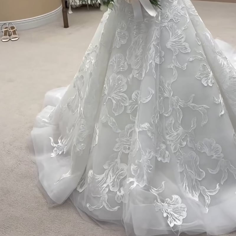 激安！！ウェディングドレス 花柄刺繍 ベアトップ ウエディングドレス ベアトップ 花柄のモチーフ刺繍が美しく 華やかな