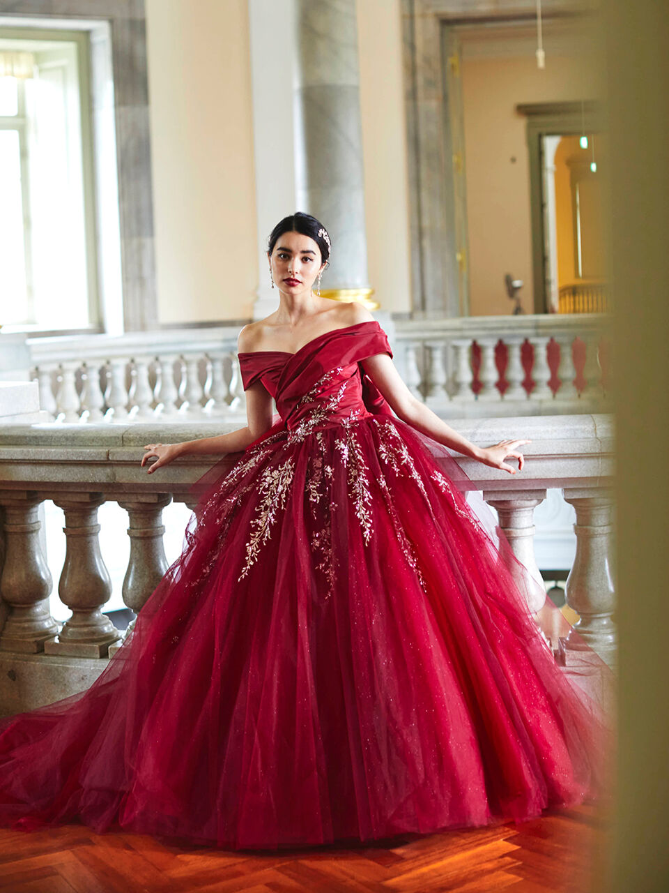 カラードレス ボルドー色 柔らかく重ねたチュールスカート キラキラ  