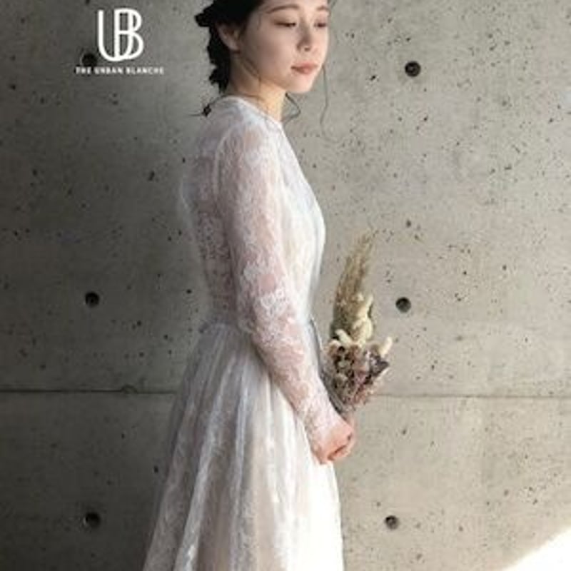 流れる透け花レース ウエディングドレス 上品透け袖 背中見せ ラッフル  