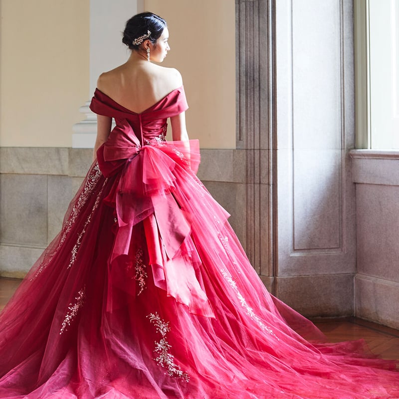 カラードレス ボルドー色 柔らかく重ねたチュールスカート キラキラ  