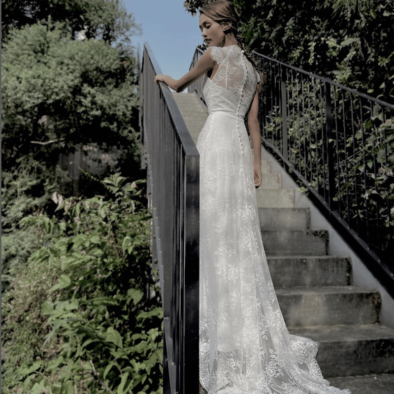 ウエディングドレス 総レース 流れる透け花レース ノースリーブ 優雅な  