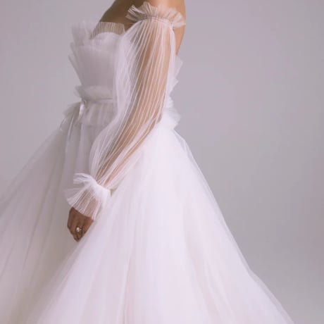 ウエディングドレス  シースルー袖　 柔らかく重ねたチュールスカート  オフホワイト  優しい   花嫁