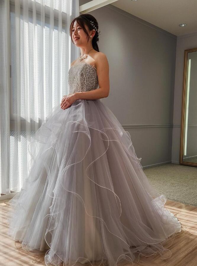 豪華！ ウエディングドレス ラッフルフリル ベアトップ グレー 3D立体  
