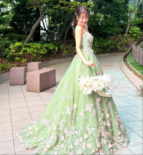 カラードレス ベアトップ 花モチーフ 短トレーン 花嫁 前撮り プリ