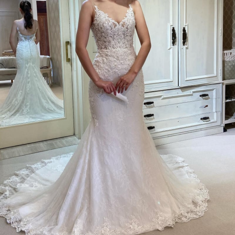 優雅なシルエット ウエディングドレス 花モチーフ エンパイアライン  