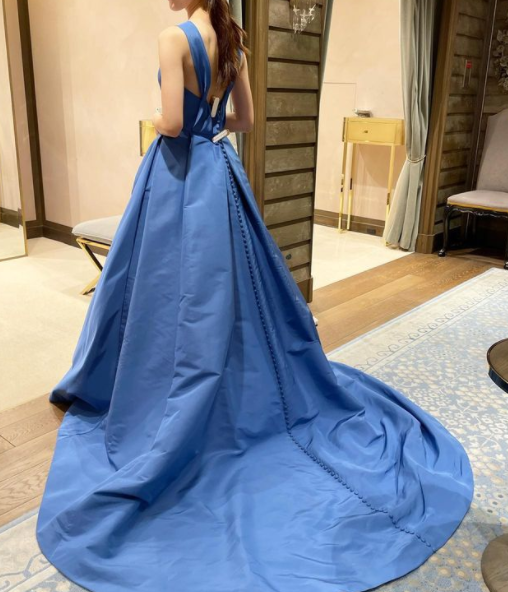 ウェディングドレス ブルー サテン エレガント くるみボタン Aライン  