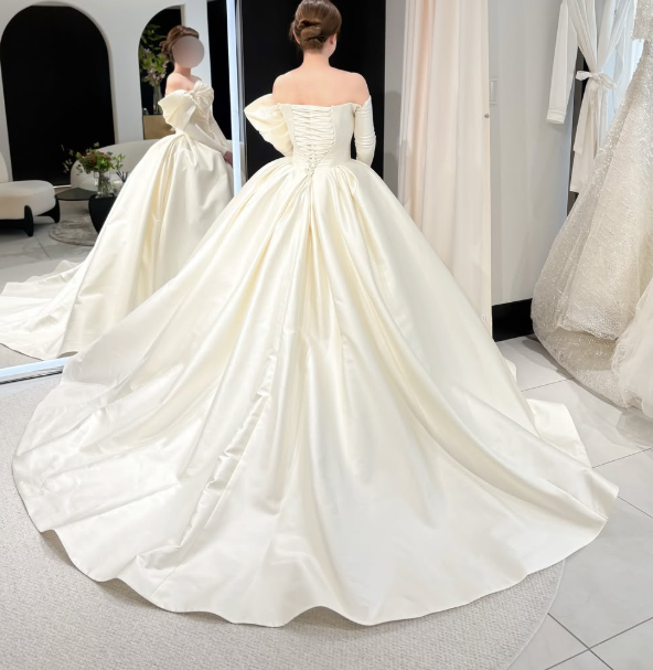 ホワイトウェディングドレス スリーブレス ウエディングドレス オフホワイト リボン ロングスリーブ 編み上げ 光