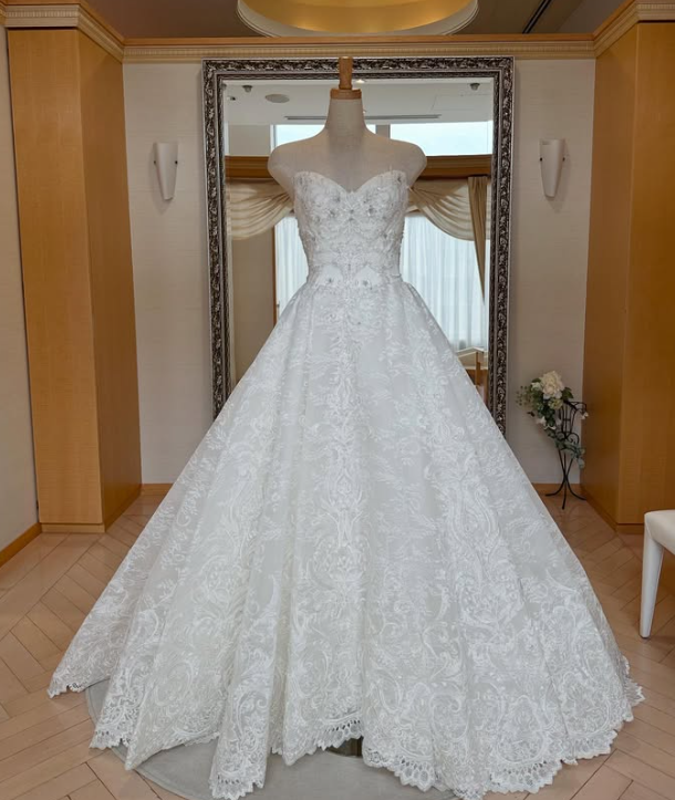 レースベアトップウェディングドレス結婚式 ウエディングドレス オフホワイト 贅沢な総レース ベアトップ