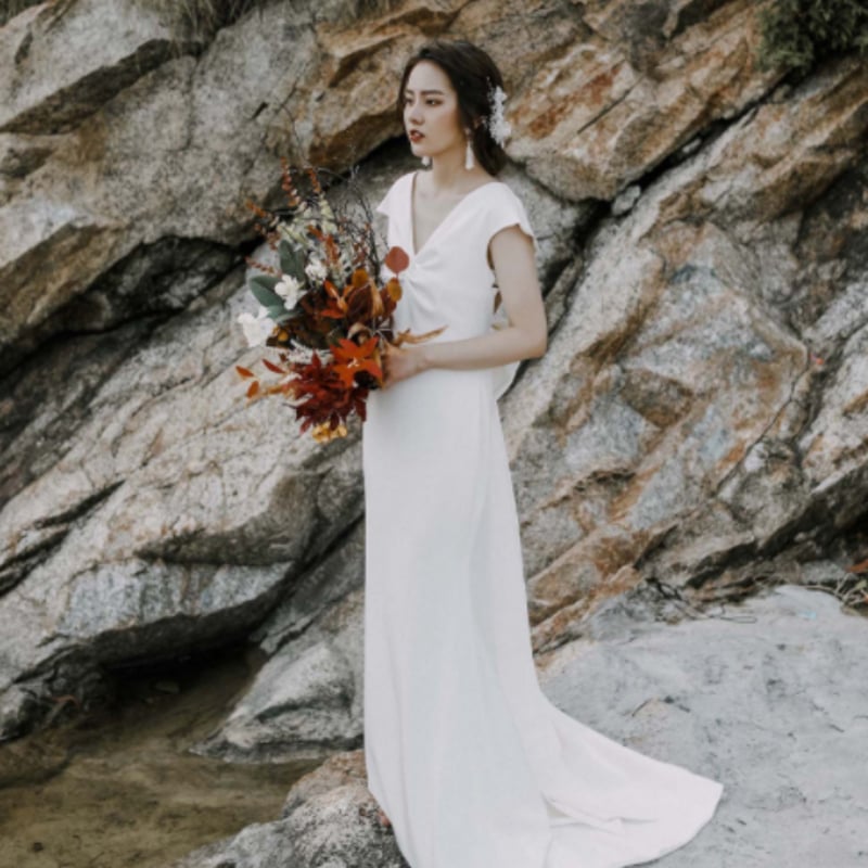 ウエディングドレス ホワイト ロングトレーン 優雅なシルエット  