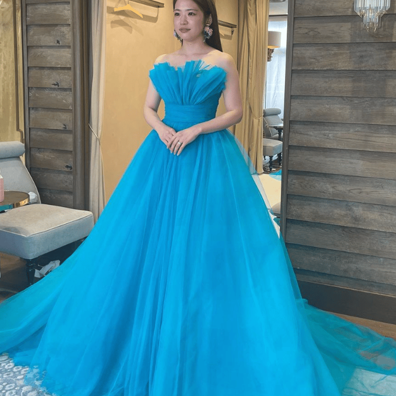 豪華！ カラードレス ライトブルー ベアトップ 柔らかく重ねたチュール  