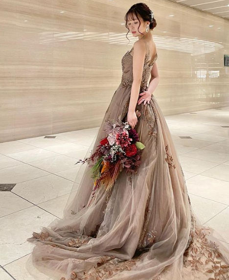 ウェディングドレス シモンヌ ヴィンテージ アンティーク アンティークなドレス カラードレス ビジュードレス リーフ刺繍