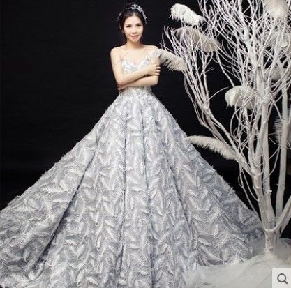 羽根のレース、薄いグレーウェディングドレス ドレスワンピース結婚式 