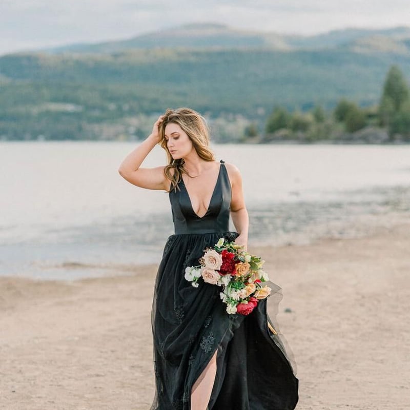 美品！カラードレス 黒 深Vネック 華やかなトレーン 憧れのドレス  