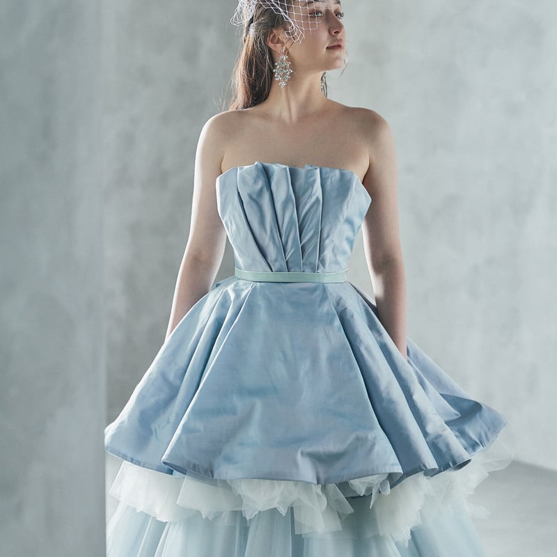 贅沢なシルクタフタのロイヤルウェディングドレス゜・*:.。.