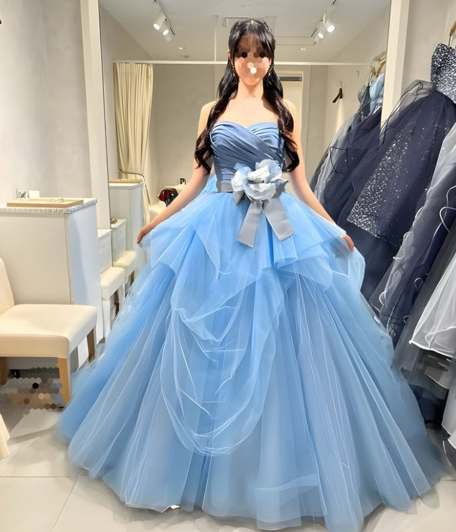 カラードレス 爽やかで優しいブルー スリット ベアトップ 編み上げ