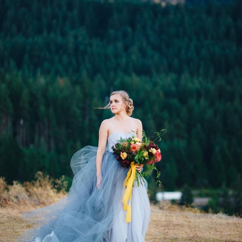 美品！ウエディングドレス ブルーグレー ベアトップ 短トレーン 憧れの  