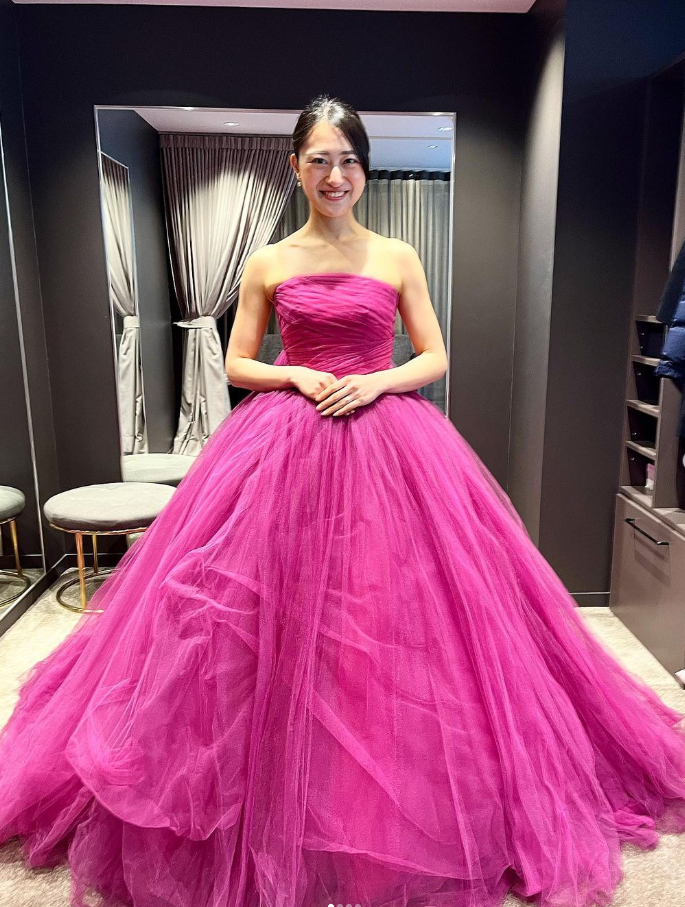 ウェディングドレス カラードレス ビビッドピンク 結婚式 抜群の