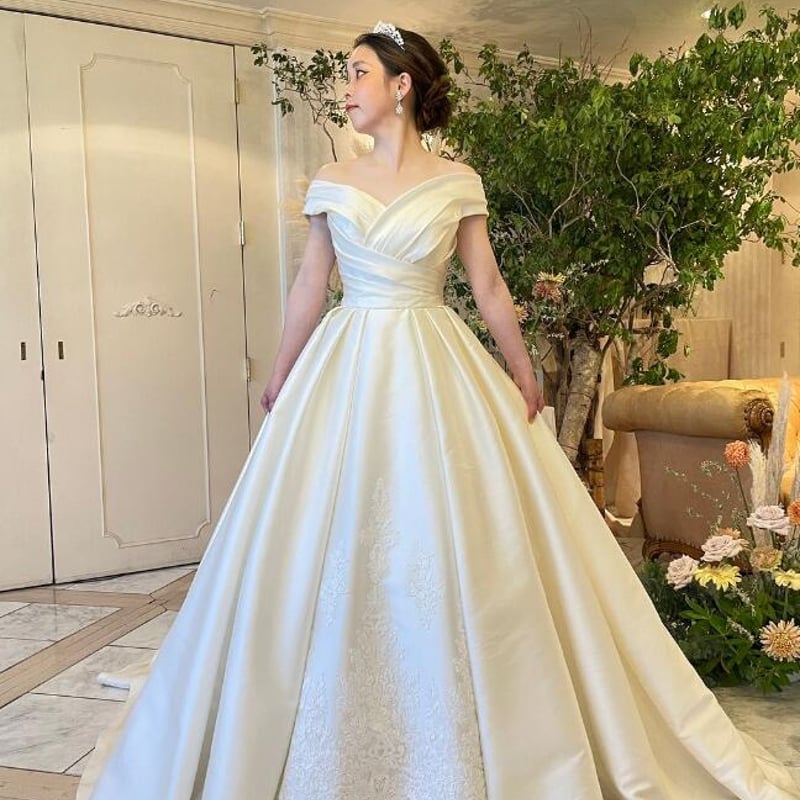 ウェディングドレス オフショル くるみボタン ビスチェドレス 裾に繊細