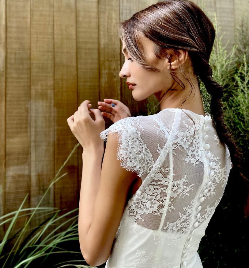 ウエディングドレス 総レース 流れる透け花レース ノースリーブ 優雅な  