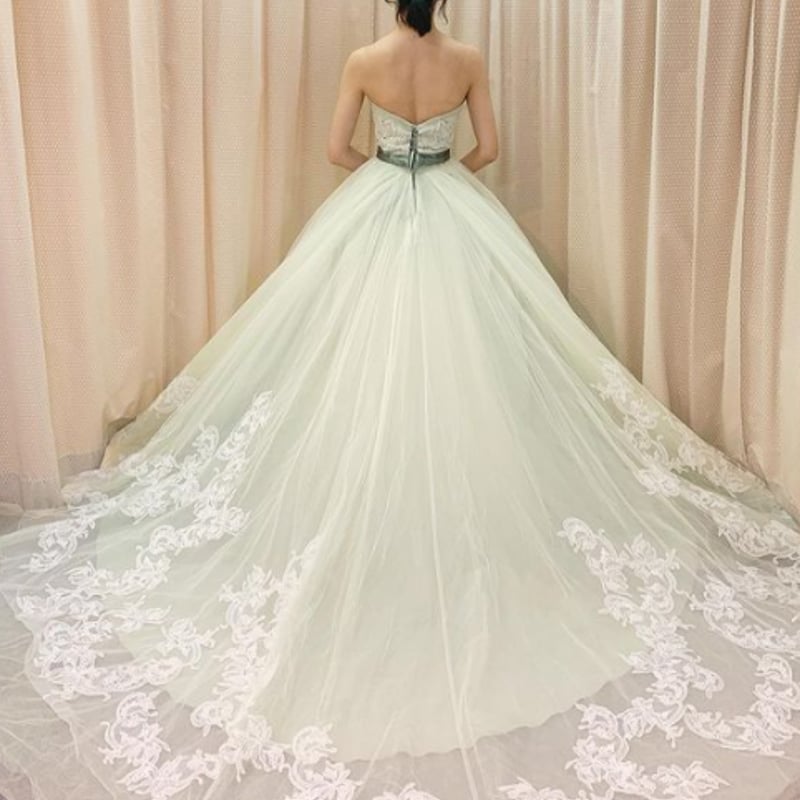 優雅なシルエット カラードレス ベアトップ サッシュベルト エアリー感  