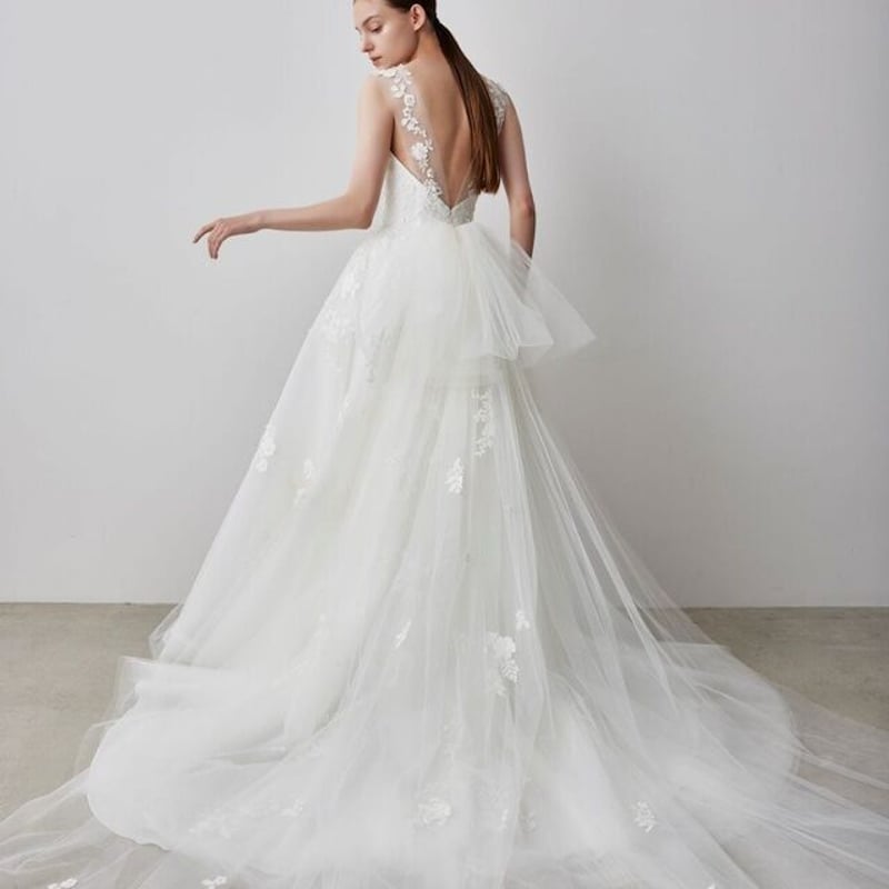 背中見えリボンウェディングドレス結婚式 ウェディングドレス ホワイト Aライン リボン 透明感 Vネック