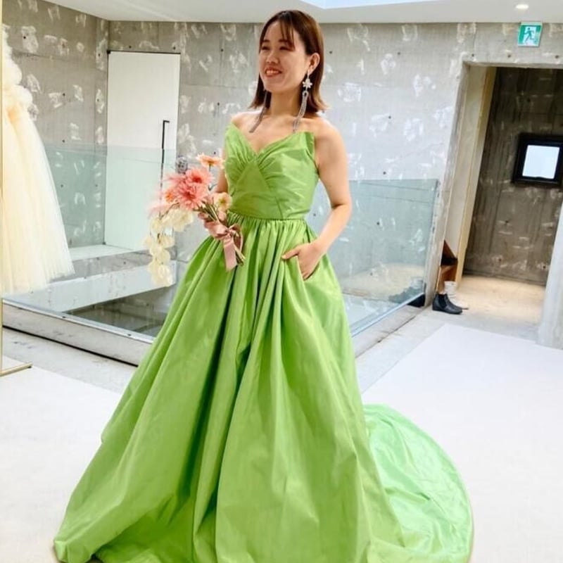 パーティードレス グリーン 抜群のおしゃれ見え ベアトップ 光沢感  