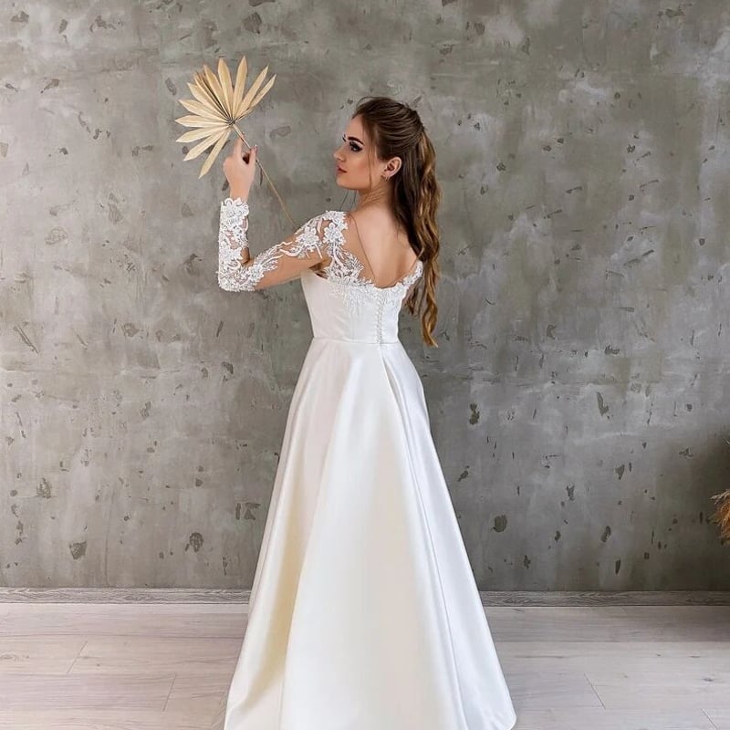 抜群のおしゃれ見え ウエディングドレス バックレス ホワイト 長袖  