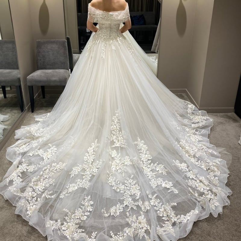 ホワイト オフショルダー ウェディングドレス ウエディングドレス オフホワイト オフショルダー くるみボタン